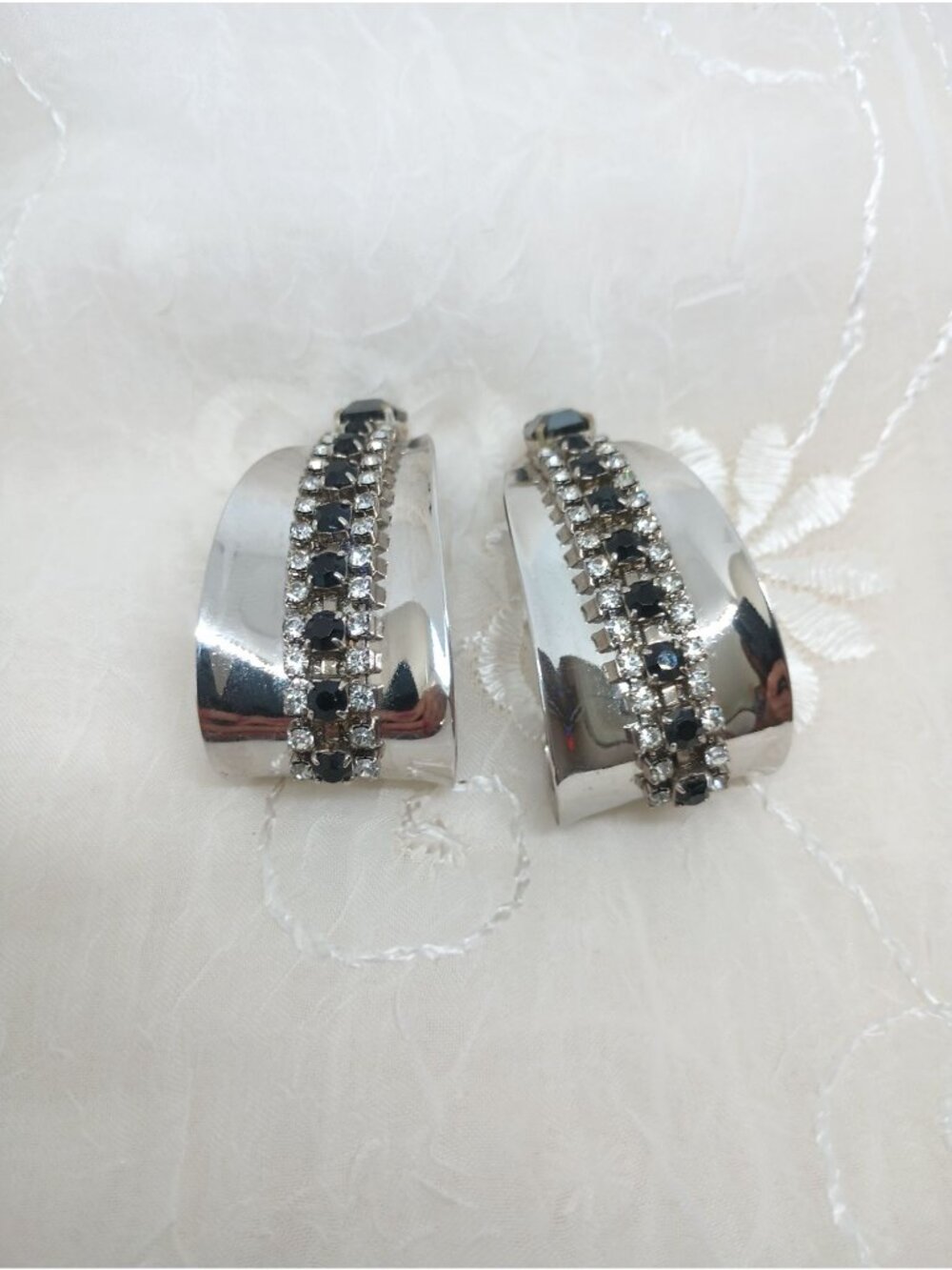 Vintage Clip-On Earrings With Black & Clear Rhinestones 1950s or 1960s GLAM - Picture 4 of 10